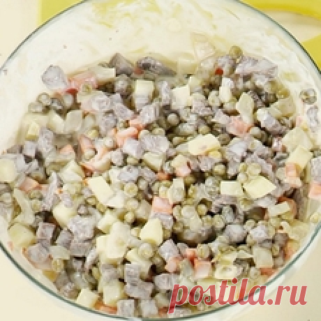 Салат «Оливье» Сырой картофель и морковь чистим и нарезаем кубиками. В кастрюлю наливаем воду, солим, добавляем щепотку сахара, выкладываем туда нарезанную морковь
