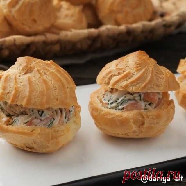 Сегодня на закуску у нас профитроли с семгой и творожным сыром 🧀🥯 .

Сёмга у меня малосольная, начинку можете сделать другую на ваше усмотрение 😋

Получилось вкусно, много и сытно, сочетание творожного сыра и сёмги просто вкуснота 😋

Ингредиенты на 25 шт:
Тесто: 
Вода - 200 мл
Сливочное масло - 100 г
Мука - 140 г
Соль - 0,5 ч.л.
Яйца - 4 шт
Начинка:
Сёмга - 200 г
Творожный сыр - 250 г
Укроп - 1 пучок

Попробуйте приготовить и делитесь результатом🥰❤️ .  Автор @daniya_alt