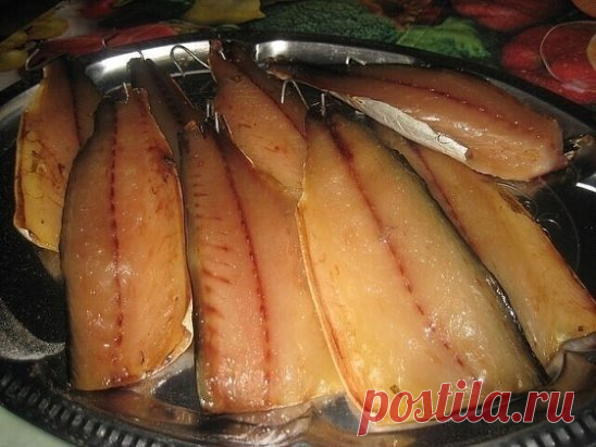 Получается очень вкусно!
Скумбрия балык
На 3 штуки рыбы, разделанной на 6 филе :
1ст.л соли с горкой
1ст.л сахара без горки
1ст.л сухой горчицы
Мариновать рыбку сутки в холодильнике
Промыть
Затем подвесить вялиться, тоже Сутки
С рыбы течет жир, нужно подставить под нее емкость.