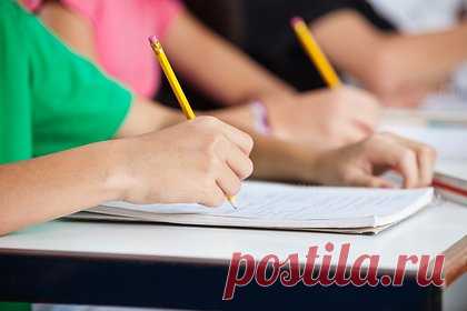 Российские военные выступили перед третьеклассниками с матерными шевронами. В школе в Тюменской области участники специальной военной операции (СВО) выступили на уроке перед третьеклассниками с матерными шевронами. Военные пришли на встречу со школьниками, которая проходила в рамках проекта «Наследники победы». Директор школы отметила, что мероприятие не было с ней согласовано.