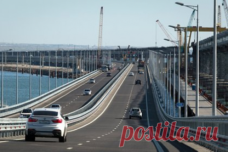 Керченская паромная переправа возобновила работу после ЧП на Крымском мосту. Керченская паромная переправа, работа которой была приостановлена из-за ЧП на Крымском мосту, возобновила переправы. Об этом сообщил Минтранс России. «В 10:00 работа Керченской паромной переправы возобновлена», — сообщили в министерстве. Теракт на Крымском мосту произошел утром в понедельник, 17 июля.