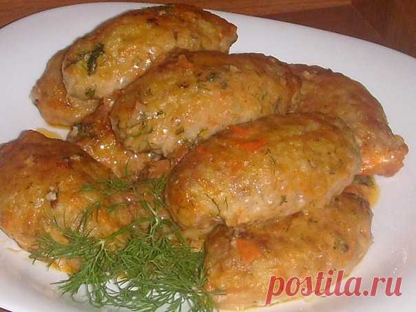 ЛЕНИВЫЕ ГОЛУБЧИКИ

Ингредиенты:

● Фарш-250 грамм,
● капуста 250 грамм,
● 0,5 стакана риса,
● 1 луковица,
● 1 морковь.,
● 3 зубчика чеснока,
● соль,
● перец,
● 1 яйцо.

Приготовление:

Капусту мелко порубить и ошпарить кипятком, рис отварить до полуготовности, лук и морковь обжарить, чеснок измельчить.Все смешать, добавить яйцо, соль, перец, специи.Фарш разделить на котлетки, обвалять в муке. Уложить на смазанный противень, залить соусом и запекать при 170 градусах 30 мину...