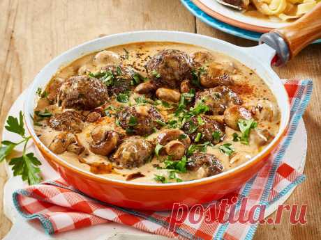 Nudeln mit Pilzsoße und Hackbällchen Rezept | LECKER