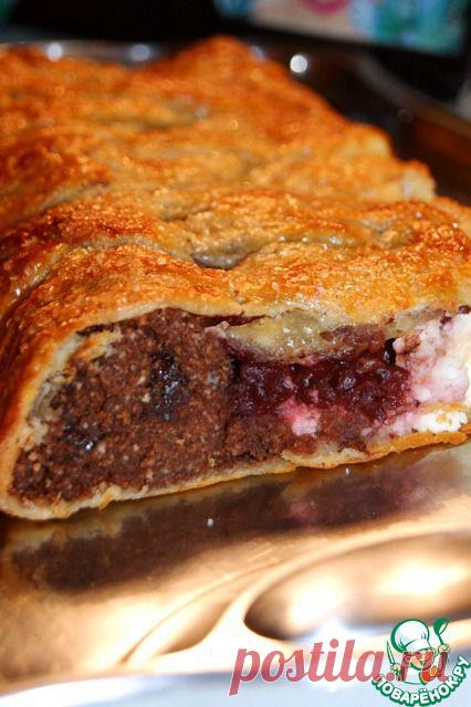 Плетенка из слоеного теста с шоколадом, вишней и творогом - кулинарный рецепт