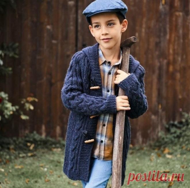 Детский удлиненный жакет Детский удлиненный жакетРазмеры 104/110 (116/122 — 128/134)ПотребуетсяПряжа (57% овечьей шерсти, 25% вискозы, 18% шерсти альпака; 120 м/ 50 г) — 400 (450−500) г темно-синей; спицы № 5 и 5,5; круговые спицы № 5 длиной 120 cм; крючок № 4; 1 вспомогательная спица; 2 маркера; 3...
