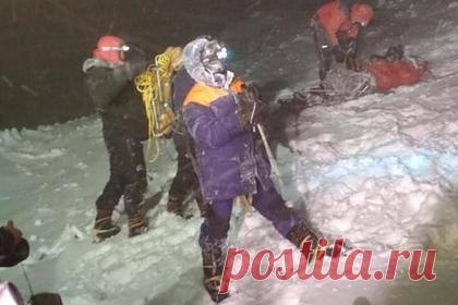 Появились новые подробности трагедии с гибелью россиян на Эльбрусе. Стали известны подробности гибели пяти российских альпинистов при восхождении на Эльбрус. По словам помощника гида, спускавшего одну из погибших, в 50 метрах от места трагедии находилось укрытие, которое могло бы спасти жизнь путешественникам. Речь идет о фумароле — снежной пещере-полости.