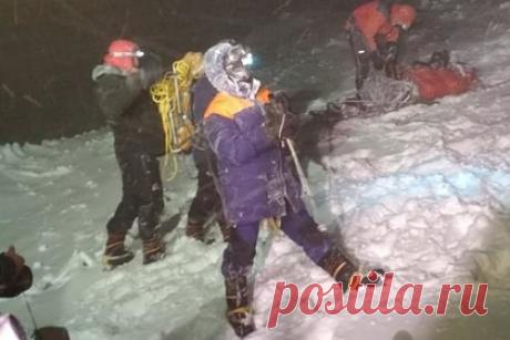 Появились новые подробности трагедии с гибелью россиян на Эльбрусе. Стали известны подробности гибели пяти российских альпинистов при восхождении на Эльбрус. По словам помощника гида, спускавшего одну из погибших, в 50 метрах от места трагедии находилось укрытие, которое могло бы спасти жизнь путешественникам. Речь идет о фумароле — снежной пещере-полости.