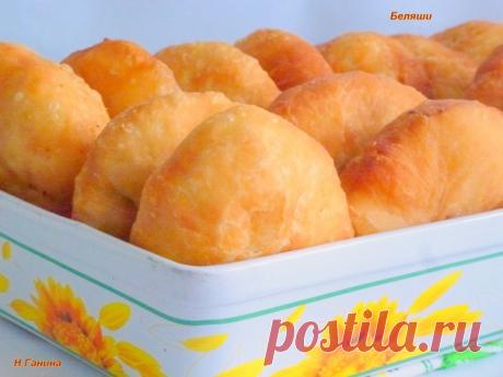 БЕЛЯШИ
автор Наталья Ганина

В 0,5 л теплой воды добавить 0,5 ч.л.соли, 2 ст.л.сахара и 10 гр сухих дрожжей, перемешать, дать постоять, пока не появится пенка. 

Затем добавить 3 ст.л. рафинированного растительного масла и 5 стаканов просеянной муки и все хорошо перемешать. Тесто получается жидковатым (чуть гуще, чем на оладьи).

Закрыть миску с тестом пищевой пленкой и поставить в холодильник на 1- 1,5 часа (там оно увеличится в 2-2,5 раза). 

Затем смазываем растительное...