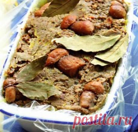 Для того чтобы приготовить вкусный паштет из печенки
Вам понадобится : 700 гр. куриной или утиной печенки, 200 гр. замороженных белых грибов, 3 средние луковицы, 1 большой апельсин, 70 мл. коньяка, 150 гр. топленого свиного сала или топленого масла, 8- 10 лавровых листочков, соль и белый перец по вкусу.