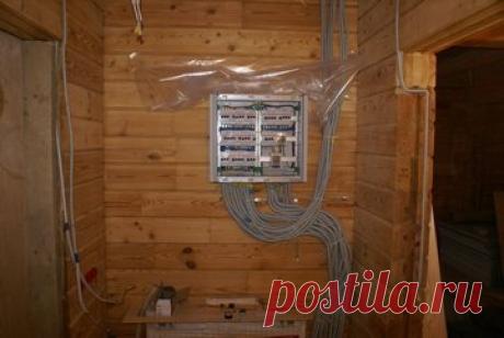 Сборка электрощитов: своими руками, правила установки и укладки проводов Сборка электрощитов: своими руками, правила установки и укладки проводов. Схема монтажа распределительного щитка для частного дома. Из каких компонентов состоит электрический щит в квартире. Расположение проводов в щитке.