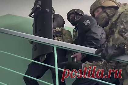 Державший трехлетнего сына в заложниках россиянин оказался смертельно болен. Экс-чиновник из Нижневартовска (ХМАО), державший в заложниках своего трехлетнего сына, оказался смертельно болен. После перенесенного COVID-19 у россиянина начались проблемы со здоровьем. Неделю назад у него диагностировали фиброз легких. По оценкам врачей, мужчине осталось жить около трех лет.