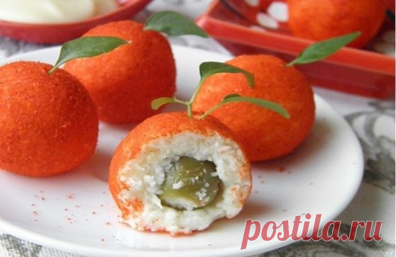СЫРНЫЕ ШАРИКИ С ОЛИВКОЙ,ЧЕСНОКОМ И ПАПРИКОЙ
Как приготовить красиво и вкусно плавленый сыр с чесноком? Я покажу вам мой нехитрый способ. Получается невероятно нежная и вкусная закуска для любого стола. А ещё её можно красиво украсить. Пробуйте!
Для закуски понадобится обычный плавленый сыр, чеснок и майонез. Смешайте эти ингредиенты, скатайте шарики, вложите в каждый оливку. Обваляйте их в паприке молотой и подайте к столу.
Ингредиенты:
Плавленый сыр — 200 Грамм
Чеснок — 2 Зубчика
Майонез — 2