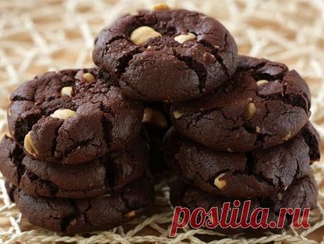 Домашнее шоколадное печенье - простой рецепт Простой рецепт вкусного домашнего шоколадного печенья. Какие продукты выбрать, какие принадлежности использовать? Вашему вниманию - пошаговая инструкция с фото