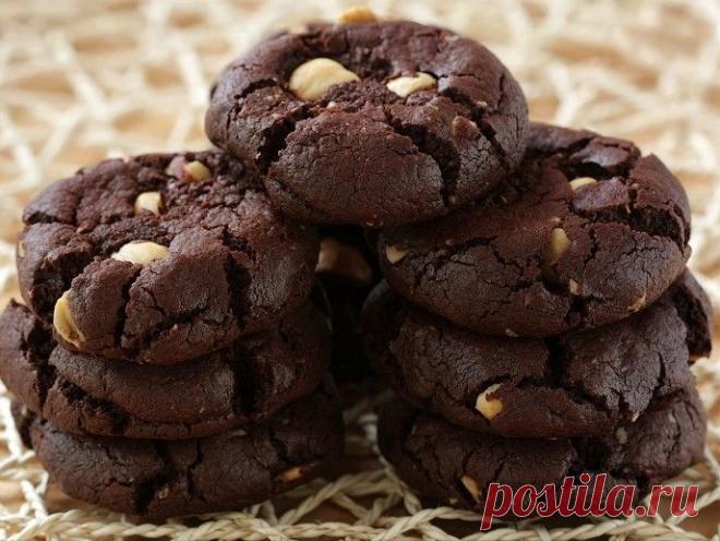 Домашнее шоколадное печенье - простой рецепт Простой рецепт вкусного домашнего шоколадного печенья. Какие продукты выбрать, какие принадлежности использовать? Вашему вниманию - пошаговая инструкция с фото