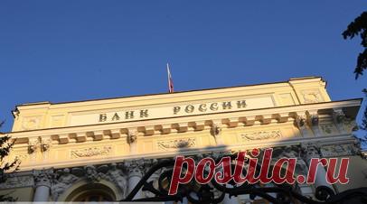 ЦБ обяжет банки привязать счета клиентов к ИНН для борьбы с мошенниками. Банк России намерен обязать кредитные организации привязать индивидуальный номер налогоплательщика (ИНН) клиентов к их банковским счетам. Об этом в интервью РБК рассказала зампред ЦБ Ольга Полякова. Читать далее