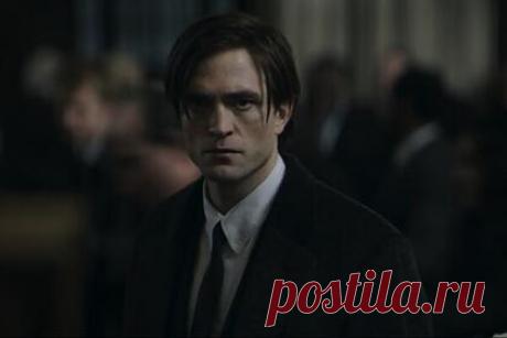 Режиссер «Бэтмена» опубликовал первый кадр из нового фильма. Режиссер Мэтт Ривз опубликовал в своем Twitter-аккаунте первый кадр из новой версии «Бэтмена». На фото главный герой, роль которого исполнил Роберт Паттинсон, смотрит на город с крыши многоэтажного здания. Ривз также сообщил, что поклонников киновселенной DC ждет много новых материалов на ивенте DCFanDome.