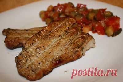 Эскалопы из индейки на гриле на Вкусном Блоге Это третье блюдо, зажаренное на мангале в прошлые выходные. Подготовка ингредиентов для него занимает минимум времени, а маринование и вовсе не требуется. Как и с любым птичьим филе, с филе индейки необходимо обращаться внимательно и следить за тем, чтобы оно не пережарилось и не стало сухим. Филе нарезаем на эскалопы…