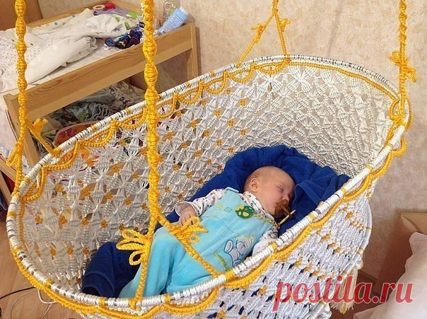 Сынишка спит в подвесной люльке, которую я САМА сплела! Буду рада любой вашей оценке...))