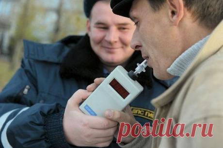 🚗 Вас останавливает инспектор ДПС и просит "дунуть в трубочку". Вы уверены в себе и соглашаетесь, и вдруг прибор показывает, что вы пьяны. Поздравляем, вы все сделали не так. А как правильно? Есть, конечно, и совсем непьющие люди, но чаще всего в таких случаях терзают сомнения. А вдруг еще не выветрилось с выходных, невзирая на то, что сейчас уже конец недели?! И вы, как большинство водителей, совершаете еще одну ошибку. Говорите инспектору, что да, все же три дня назад согрешили и…