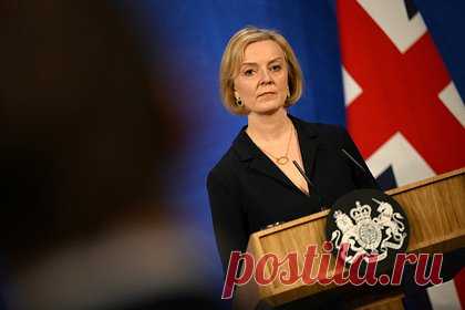 Британских консерваторов попросили о вотуме недоверия Трасс. Около 100 членов британского парламента написали письма главе руководящего комитета Консервативной партии Грэму Брейди с просьбой о проведении вотума недоверия лидеру партии и премьер-министру Лиз Трасс. Руководство комитета может провести свой вотум недоверия премьеру.