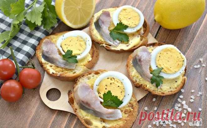 Бутерброды с селёдкой и яйцом рецепт за (25) минут Бутерброды с селёдкой и яйцом - сочное, нежное филе селёдки отлично сочетается со вкусом яйца.