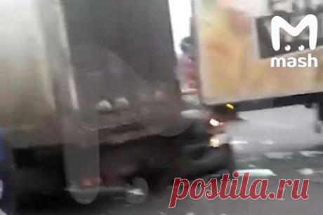 Момент массового ДТП с двумя фурами под Москвой показали на видео. Момент массовой аварии с участием двух фур на Горьковском шоссе в Подмосковье показали на видео от первого лица. На записи видно, как водитель легкового автомобиля едет за микроавтобусом. В какой-то момент фуру впереди них заносит и она разворачивается поперек дороги. Через секунду в нее врезаются остальные машины.
