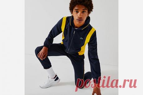 Куртку Lacoste высмеяли в сети из-за сходства с формой лоукостера. Пользователи сети высмеяли одежду люксового бренда из-за ее сходства с формой работников лоукостера Ryanair. Речь идет о куртке марки Lacoste синего цвета на молнии, которая оформлена ярко-желтыми вставками. Автор поста заметил сходство верхней одежды Lacoste с униформой бортпроводников дешевой авиакомпании.