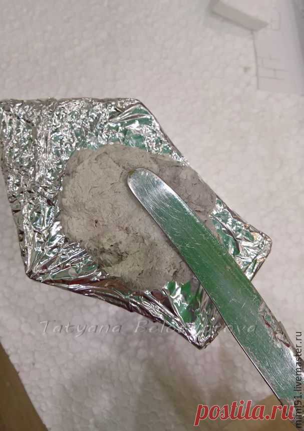 Давно хотела рассказать и показать, как сделать полые фигуры из массы папье-маше, не используя пластилин для основы. Нам потребуются: - пенопласт; - эскиз; - канцелярский нож; - зубочистки (для соединения деталей); - фольга; - фен строительный; - масса папье-маше (я делаю из стиропорового клея и туалетной бумаги); - вата; - акриловая белая краска; - наждачная бумага. Важно!