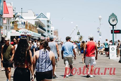 Названы бросающиеся в глаза особенности туристов из разных стран. Пользователи сети поделились способами, как легко вычислить национальность иностранного туриста по его внешнему виду и поведению. Так, по мнению одного комментатора, сандалии с носками очень любят носить туристы из Северной Европы — в частности немцы. Также большинство европейцев можно узнать по треккинговым ботинкам.