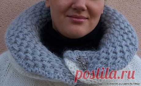 Воротник красивым узором спицами от Sandriene

Sandriene дает словесное описание:
1 ряд-*1 л,1 и*
2 ряд-*Три петли (1 л, 1 и, 1л) связаны полуобвитой петлей , первая из них снять непровязаной, 1и.*
3 ряд-*1 л,1 и*
4 ряд-1 л,1 и *Три петли (1 л, 1 и, 1л) связаны полуобвитой петлей , первая из них снять непровязаной, 1и*1 л,1 и
Повторять с 1 ряда.
Три петли (1 л, 1 и, 1л) связаны полуобвитой петлей , первая из них снять непровязаной: между 3 и 4 петлями вытянуть длинную лице...