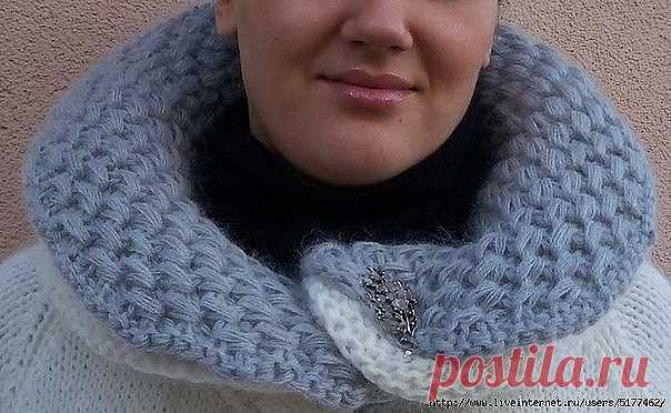 Воротник красивым узором спицами от Sandriene

Sandriene дает словесное описание:
1 ряд-*1 л,1 и*
2 ряд-*Три петли (1 л, 1 и, 1л) связаны полуобвитой петлей , первая из них снять непровязаной, 1и.*
3 ряд-*1 л,1 и*
4 ряд-1 л,1 и *Три петли (1 л, 1 и, 1л) связаны полуобвитой петлей , первая из них снять непровязаной, 1и*1 л,1 и
Повторять с 1 ряда.
Три петли (1 л, 1 и, 1л) связаны полуобвитой петлей , первая из них снять непровязаной: между 3 и 4 петлями вытянуть длинную лице...