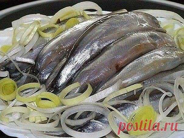 Мойва слабосоленая - очень вкусно!

Мойву промыть и сложить в банку.

Приготовить рассол :
на 1 литр воды -
3 ст.л. соли,
2 ст.л. сахара,
5 лаврушки,
по 1 ч.л. душистого перца горошком, гвоздики и кориандра.

Рассол довести до кипения и 10 минут прокипятить.
Потом остудить и залить рыбку в банках.
Можно добавить 1 ч.л. уксусной эссенции на 1-л банку с рыбой. Тогда посол будет пряным.
Но можно и не добавлять.
