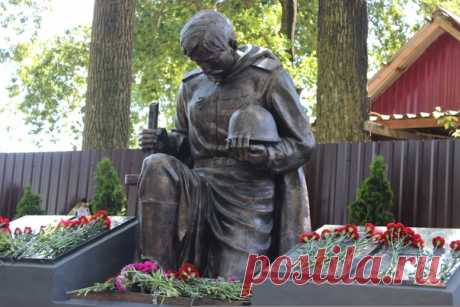 Дорогие друзья! Поздравляю всех нас с Днем Великой Победы нашего народа! С тем единственным праздником, в который слова поздравления адресуются в первую очередь не нам - ныне живущим, а предкам нашим, отдавшим свои жизни за наше право на жизнь! Войн на Руси было немеряно. И в каждой из них на полях сражений они оставались лежать, отстаивая это наше право. Мы поздравляем друг друга с Днем Победы в Великой Отечественной Войне. Но думаем мы об этом, или нет, а эти слова поздр...