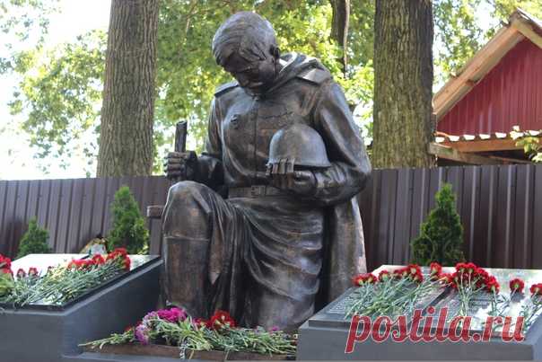 Дорогие друзья! Поздравляю всех нас с Днем Великой Победы нашего народа! С тем единственным праздником, в который слова поздравления адресуются в первую очередь не нам - ныне живущим, а предкам нашим, отдавшим свои жизни за наше право на жизнь! Войн на Руси было немеряно. И в каждой из них на полях сражений они оставались лежать, отстаивая это наше право. Мы поздравляем друг друга с Днем Победы в Великой Отечественной Войне. Но думаем мы об этом, или нет, а эти слова поздр...