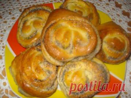 Сахарные булочки и расстегаи с повидлом.