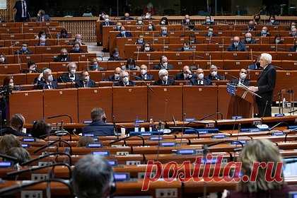 ПАСЕ приняла резолюцию о признании России «террористическим режимом». ПАСЕ приняла резолюцию, согласно которой Россия признается «террористическим режимом». Об этом сообщил член украинской делегации и вице-президент комитета ПАСЕ по миграции, беженцам и народонаселению от Украины Алексей Гончаренко. В поддержку резолюции проголосовали 99 депутатов ПАСЕ, один воздержался.