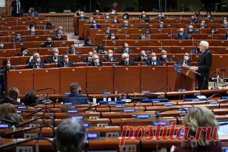 ПАСЕ приняла резолюцию о признании России «террористическим режимом». ПАСЕ приняла резолюцию, согласно которой Россия признается «террористическим режимом». Об этом сообщил член украинской делегации и вице-президент комитета ПАСЕ по миграции, беженцам и народонаселению от Украины Алексей Гончаренко. В поддержку резолюции проголосовали 99 депутатов ПАСЕ, один воздержался.