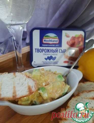 Острая закуска из креветок и манго. Такая закуска прекрасно сочетается с игристым или молодым вином. Можно подавать её сразу на тостах, а можно выложить в красивую креманку и разложить рядом поджаренный хлеб.. Добавление творожного сыра ТМ Hochland смягчает остроту перца чили и гормонизирует вкус блюда
