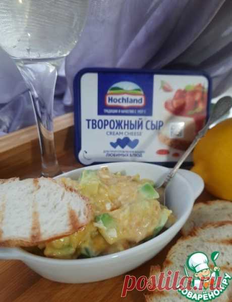 Острая закуска из креветок и манго. Такая закуска прекрасно сочетается с игристым или молодым вином. Можно подавать её сразу на тостах, а можно выложить в красивую креманку и разложить рядом поджаренный хлеб.. Добавление творожного сыра ТМ Hochland смягчает остроту перца чили и гормонизирует вкус блюда