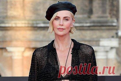 47-летняя Шарлиз Терон пришла на премьеру «Форсажа» в прозрачном платье. Американская актриса Шарлиз Терон пришла на премьеру десятой части «Форсажа» в откровенном наряде. 47-летняя знаменитость появилась на ковровой дорожке в Риме в блестящем платье люксового бренда Dior с глубоким V-образным декольте, прозрачная ткань которого демонстрировала ее тело.