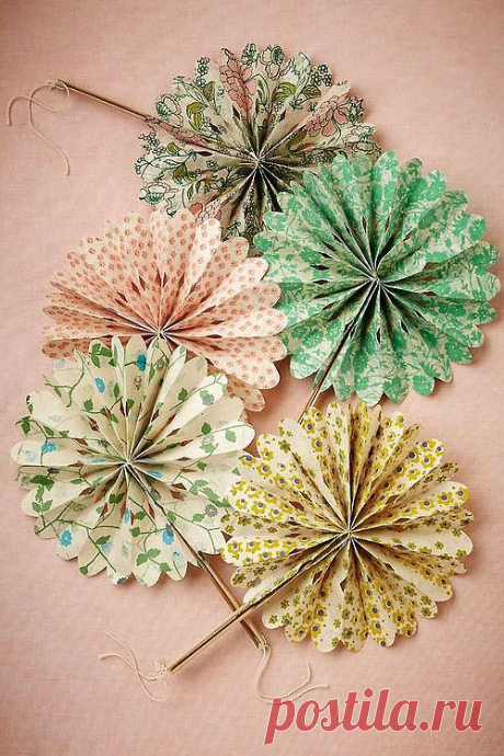 Flora crinkle fans for everyone to hold.