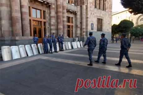 В центре Еревана оппозиция начала акцию протеста. Полиция не вмешивается в действия демонстрантов.