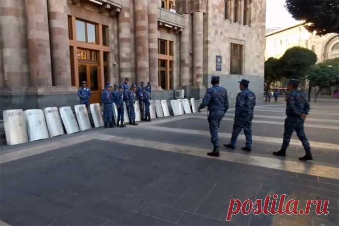 В центре Еревана оппозиция начала акцию протеста. Полиция не вмешивается в действия демонстрантов.