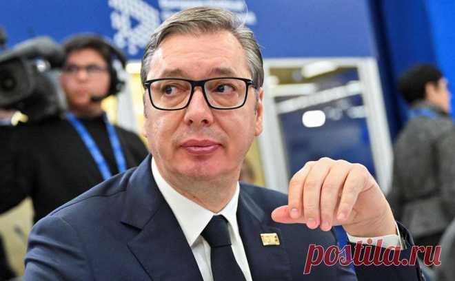 Вучич не согласился с утверждением о попытках «усидеть на двух стульях». Внешняя политика Сербии является независимой, а ее стратегическая цель — членство в ЕС, объяснил Вучич отказ от присоединения к санкциям против России. Москва считает нелегитимными ограничения Запада