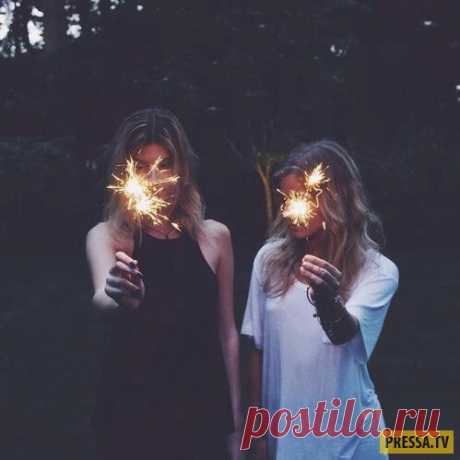 Новые Анекдоты (30 штук) Молодая стройная брюнетка Соня обратилась к своему врачу Эпштейну с тревогой о том, что из двух черных точек, появившихся на внутренней поверхности её бёдер, разовьётся некроз. Эпштейн осмотрел её,