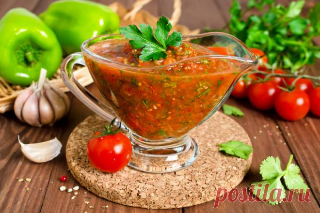 Соус из свежих помидоров с чесноком и зеленью Предлагаем тебе рецепт соуса из свежих помидоров с чесноком и зеленью – это прекрасное дополнение к мясу или рыбе.