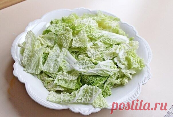 Диетический куриный салатик

Это вкусный, сытный и полезный салатик

Ингредиенты:

Филе куриное — 400 г
Капуста китайская — 200 г
Огурец — 1 шт.
Перец сладкий — 2 шт.
Йогурт — 200 г
Масло оливковое — 2 ст. л.
Помидоры — 4 шт.
Яйца куриные — 2 шт.
Соль — по вкусу
Перец черный — по вкусу

Приготовление:

1. Куриное филе нарезать на не слишком толстые кусочки (каждый весом примерно 100 г). Слегка отбить молоточком.Посолить и поперчить. Обжарить на сковороде-гриль в 1 ст. л. о...