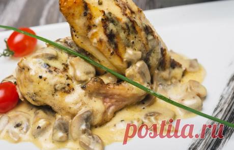 КУРИНЫЕ ГРУДКИ В СМЕТАНЕ С ГРИБАМИ И ЧЕСНОКОС