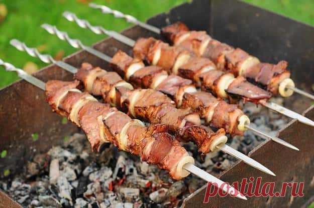 Шашлык из свинины – 10 рецептов маринада, мясо мягкое, сочное, вкусное Здесь лучшие рецепты шашлыка из свинины. 10 рецептов отличного маринада на любой вкус и кошелек. Есть даже экзотические рецепты как замариновать. И полезные советы по выбору и жарки мяса.