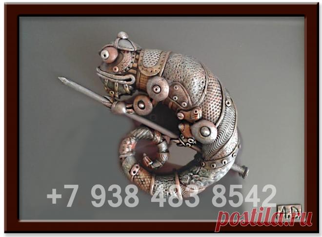 Свои картины. Готовые работы и на заказ
Мастер, предлагаю картины ручной работы, стиль разный, работы производятся из полимерной глины и прочих материалов, на стекле, обрамление деревянной рамой. Принимаю заказы по Вашим темам, возможно работа с фото (например, Вашего домашнего питомца, кроме портретов. На сайте представлены  готовые работы в технике альтернативный стимпанк.
Хамелеон (17*25) 

Цена 3000 руб, включает почтовые расходы в Ваш город
+7 938 483 8542 Александр